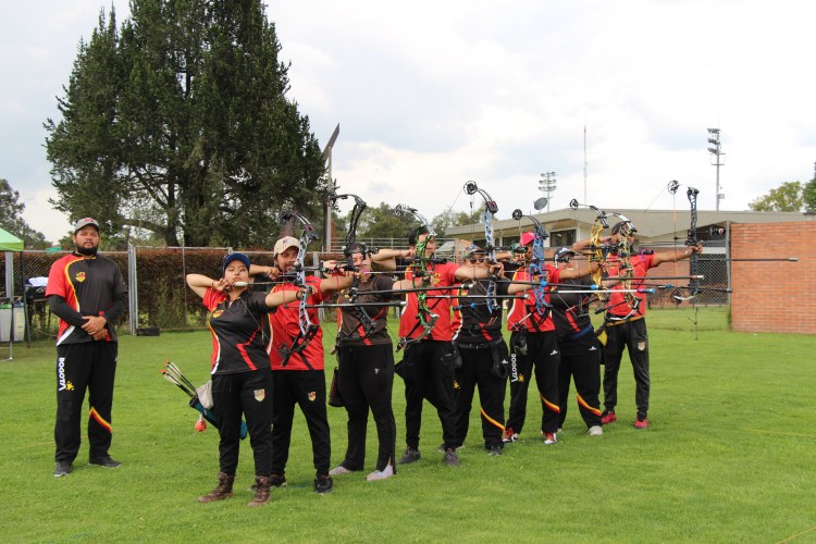 Equipo realizando disparo con arco compuesto